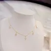 Collar Colgante de Flor de Cobre Incrustado con Circonita Estilo Nuevo Europeo y Americano Cadena para Clavícula Femenina de Trébol de Cuatro Hojas con Circonita Cúbica Blanca