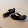 Sandálias Chinelo de Salto Cuña Quadradas Estilo Francês Novidade Primavera/Verão 2026 com Design Único e Elegante Estilo Meia-Sapatilha para Mulheres