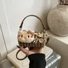 Bolso Pequeño de Lana Otoño e Invierno para Niñas, Bolso de Hombro Único, Bolso de Mano a Cuadros con Gatito de Dibujos Animados, Nuevo Bolso Infantil 2026