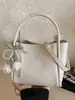 Bolsa estilosa de alta capacidade para mulheres, novo modelo de verão 2026, bolsa de ombro e transversal texturizada para o dia a dia, bolsa tipo balde da moda