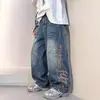 Nueva colección de primavera y otoño de jeans de pierna ancha para niños, con bordado de letras laterales, un corte holgado y estiloso, y cómodos pantalones largos para niños mayores.