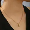 Moda de Personalidad de Nicho Minimalista Estilo Ins Artístico Acero Inoxidable Chapado en Oro de 18K Diamante Tachonado Colgante de Sobre Cadena para Clavícula para Mujeres