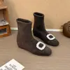 Botas de tornozelo francesas de salto baixo estilo Chanel, novo modelo de inverno 2026, bico quadrado com strass de alta qualidade, forradas com pelúcia, botas curtas femininas de corte justo