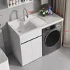 Gabinete de lavandería para balcón de aluminio tipo panal con lavadora integrada, incluyendo una tabla de lavar y un fregadero de piedra de cuarzo artificial con una barrera de agua