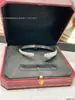 Pulsera de guepardo de oro V totalmente pavimentada con diamantes, un artículo de moda popular para parejas, pulsera versátil con diseño de lujo ligero e incrustaciones de diamantes, directo del fabricante