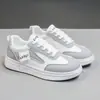 Zapatillas blancas transpirables QW-015 para estudiantes, nueva colección primavera 2026, zapatillas deportivas casual con plataforma de moda