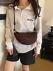 Bolso de ante retro bajo el brazo, un diseño nuevo y elegante de nicho para otoño/invierno, versátil para el trabajo diario, y se puede llevar cruzado o como bolso de sillín