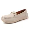 Novos mocassins de ajuste largo, sapatos baixos casuais femininos com solas macias e cabedais macios, mocassins confortáveis de tamanho grande para mães