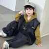 2222 Conjunto de Tres Piezas Chaleco de Cuero para Niños 2026 Nuevo Estilo Coreano Primavera/Otoño Sudadera con Capucha y Pantalones Deportivos Rayados para Niños