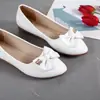 Sapatilha Feminina Estilo Britânico com Estampa de Garça Branca 2026 Primavera/Outono Nova Bico Fino Versátil Couro Macio Slip-On Sapatos Baixos para Trabalho
