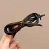 Elegante Pasador Retorcido con Perlas Redondas para Mujer 2026 Nuevo Estilo Pinza para Moño en la Parte Trasera de la Cabeza con un Toque de Lujo Accesorio Versátil para el Cabello