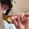Design único com brincos de tarracha florais branco e verde frescos para mulheres, super estilo fada, temperamento gentil, brincos versáteis, brincos de pino de prata que iluminam