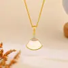 Quem pode recusar este colar de saia pequena em formato de leque de madrepérola branca banhado a ouro 18K, cheio de delicadeza e uma sensação de luxo leve, uma corrente para clavícula