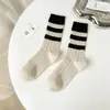 Calcetines para mujer con pantalones de tiburón de longitud media al tobillo otoño e invierno ins de moda calcetines combinables calcetines deportivos de color contrastante con rayas verticales