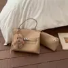 Bolsa de Jardim Patchwork em Lona Colorida Contrastante para Mulheres 2025 Nova Bolsa de Mão de Nicho Bolsa Tote de Primavera Super Popular Bolsa de Ombro Transversal