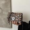 2024 Nova Bolsa Feminina Transfronteiriça Portátil Elegante Retro Chain Leopard Print Bolsa Design de Nicho Personalizado Crossbody Pequeno Quadrado Bolsa