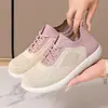 Sapatos femininos com alta elasticidade, malha fly-knit, respiráveis, sapatos tipo mom, antiderrapantes, resistentes ao desgaste, sapatos casuais de um só, respiráveis para o verão, tamanho grande