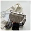 Bolsas casuales estilo coreano al por mayor para mujer, bolso cruzado de cintura de moda 2026 con correa ancha, remaches texturizados y borlas, bolso de hombro