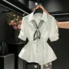 Top deslumbrante versátil de verão europeu e americano transfronteiriço, modelagem solta, afina a cintura, camisa branca de manga curta com amarração em V para mulheres