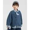 La chaqueta vaquera para niño de Wulibu es de estilo vintage otoñal con mangas tipo linterna y sin cuello, suave, cómoda, versátil y moderna para usar en otoño.