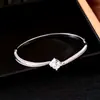 Pulsera de Joyería de Cruz Chapada en Oro Real con Broche de Circonita Retorcida Pulsera Simple de Moda Joyería de Mano de Lujo Ligero Gama Alta para Mujeres