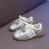 Zapatillas de entrenamiento alemanas para niñas, modelo otoño 2026, antideslizantes para niños, resistentes al desgaste, de suela plana, de suela blanda, zapatillas deportivas casuales, zapatillas blancas versátiles