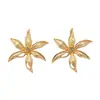 Un par de modernos pendientes de flor con diseño de estrella explosiva geométrica para mujer, perfectos para la elegancia cotidiana