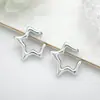 Brincos Estilizados Versáteis de Estrela Estilo Europeu e Americano, Brincos Elegantes de Luxo Leve, Design de Nicho, Brincos Simples de Estrela de Cinco Pontas para Mulheres