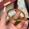 Pulseira retro polida estilo chinês banhada a ouro de areia vietnamita com símbolos auspiciosos, sinos e palavras de sorte, pulseira sólida no atacado