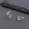Aretes frescos de estrella de cuatro puntas con incrustaciones de diamantes, aretes de nuevo diseño de nicho, clips para orejas apilables, aretes para hombre al por mayor