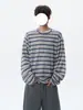 Camiseta listrada color-block de gola redonda e manga longa 2026 para homens, casual, versátil, com design estiloso, corte solto e estilo simples, adequada como camada base