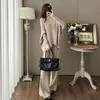 Conjunto casual de duas peças em estilo descontraído, nova coleção outono e inverno, apresentando um top de tricô com manga morcego irregular e calça pantalona.