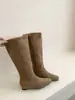 Botas de montar largas de moda 2026 para mujer, con un color caqui retro y un ajuste ceñido, diseñadas para añadir altura