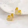 Brincos de coração de esmalte vermelho usáveis dos dois lados, punho de orelha assimétrico de coração de pêssego totalmente cravejado de diamantes, brincos de gota de óleo que iluminam o tom de pele e o temperamento