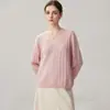Coleção Outono/Inverno 2026 de Cashmere: suéter de tricô feminino com decote V, estilo simples, caimento solto, trança em toda a peça