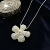 Collar de flor tejido con perlas de diseño moderno para mujer, nicho de lujo ligero, exquisito y versátil, cadena larga elegante para suéter