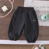 Calças infantis com forro de fleece, novos modelos de outono e inverno, calças compridas com fleece integrado, calças jogger espessas e quentes para crianças pequenas, modernas e disponíveis para atacado