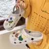 2023 Nuevas Zapatillas con Sensación de Pisar Caca para Mujer Verano Suela Gruesa Antideslizantes Pareja Ropa de Exterior EVA Lindas Crocs Estilo Hombre