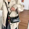 Bolso de gamuza de moda para mujer, nuevo bolso de hombro vintage para el trabajo 2026, bolso cruzado esmerilado de alta gama