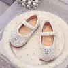 Zapatos de Cuero Pequeños de Moda de Color Sólido para Niñas 2026 Otoño Primavera Nuevo Estilo Mariposa con Pedrería Perla Princesa Zapatos de Cuero Individuales para Niña Pequeña