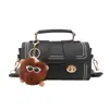 Bolsa de ombro e transversal retrô europeia e americana, moderna e versátil para mulheres, com um toque de luxo leve, vem com um pingente, bolsa de mão, bolsa Boston feminina