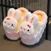 Pantuflas de algodón para niños, zapatos de algodón para niñas, felpa gruesa cálida estilo padre-hijo, pantuflas de algodón de conejo de dibujos animados, en stock para dropshipping