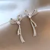 Aretes de Lazo de Cinta Completamente Diamantados en Plata para Mujer, Aretes de Botón Únicos y Hermosos, Nuevo Modelo 2026, Lujo Ligero con un Toque de Alta Gama