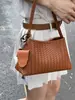 Bolso Tote Tejido Vintage de Alta Gama de Nicho de un Solo Hombro para Mujer 2025 Nuevo Versátil de Gran Capacidad para el Trabajo Bajo el Brazo