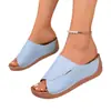 Sandalias de cuña transfronterizas europeas y americanas para mujer, adecuadas para usar al aire libre en verano, disponibles en tallas grandes, con suelas gruesas, diseño de punta abierta y estilo de una sola tira, al por mayor