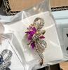 Nuevo broche de rosa de aleación de diamantes europeo y americano, diseño de personalidad elegante de alta gama, pin de planta, ramillete al por mayor