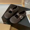 Sapatos rasos redondos únicos de lã com uma única tira, novos sapatos casuais rasos com fivela 2026, Mary Jane retrô