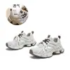 Tênis dad com sola de ventosa para mulheres, novo modelo da primavera de 2026, sapatos de sola grossa que aumentam a altura, sapatos casuais versáteis para mulheres, tênis esportivos modernos e descolados para mulheres