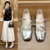 Sapatos Mary Jane rasos de couro macio com tira cruzada, sapatos simples de bico quadrado estilo francês 2026 para mulheres, elegantes, casuais, versáteis