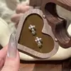 Aretes tipo ear cuff en forma de cruz con un toque de lujo ligero y alta gama, Pendientes versátiles estilo japonés y coreano, Pendientes de moda exquisitos con circonitas súper brillantes de nicho